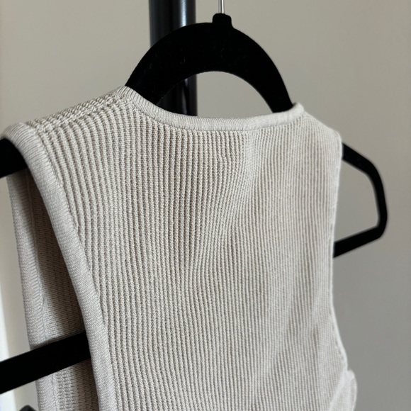 Babaton Sculpt Knit Deep V Tank - Picture 4 of 4